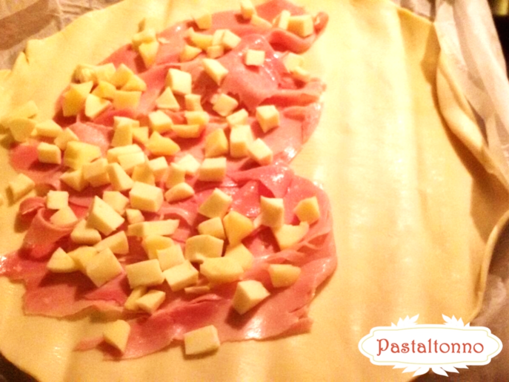 Panzerotto-sfoglia-prosciutto-formaggio